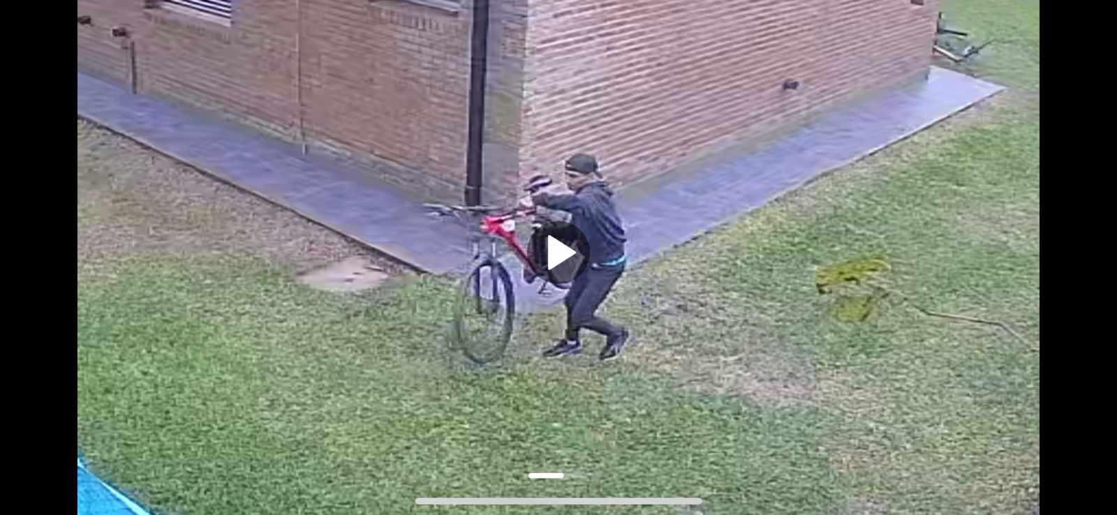 Sonría, lo estamos filmando: entró sigilosamente a una casa de Funes, se robó una bici y todo quedó grabado